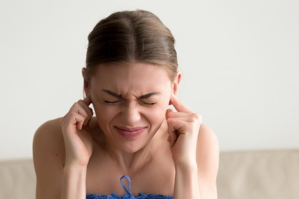 Ører hører et hjerteslag: årsaker og behandling