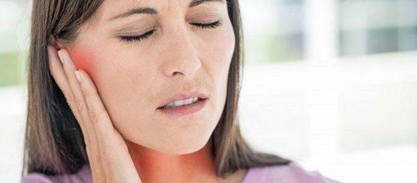 Kulak ve boğaz ağrıları bir taraftan: nedenleri ve tedavisi