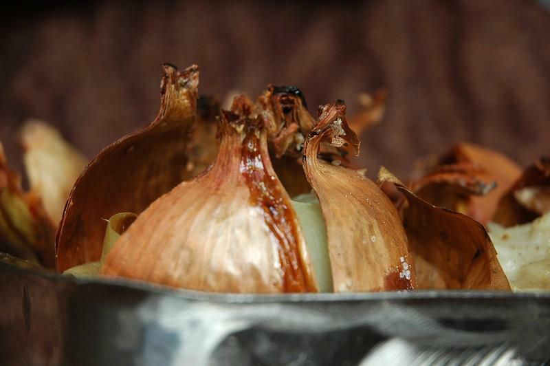 The baked onion activates the ripening of the abscess and the outflow of its contents to the outside