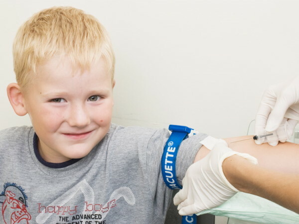 Hoe bloed uit een ader te nemen bij kinderen jonger dan 1 jaar, 2-3-4 jaar oud?