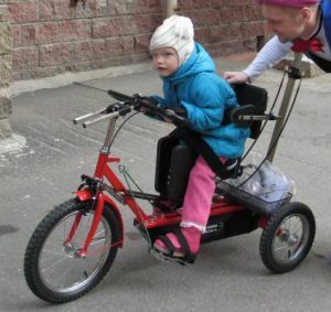 serebral felçli bir çocuk için egzersiz bisikleti