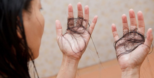 Cum să opriți și să preveniți căderea părului la femei