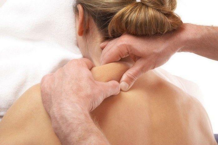 På bilden, en terapeutisk massage i livmoderhalsområdet och kragezonen